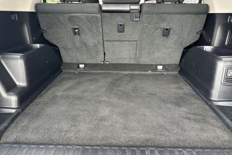 Toyota 4Runner Vehicle Full-screen Gallery Image 15