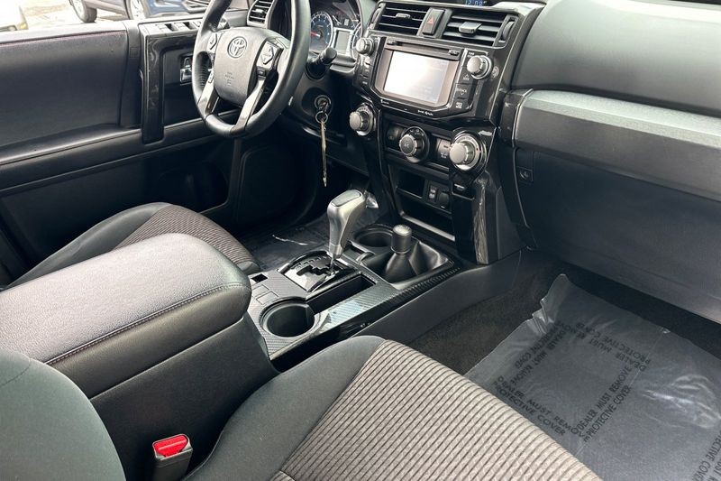 Toyota 4Runner Vehicle Full-screen Gallery Image 16