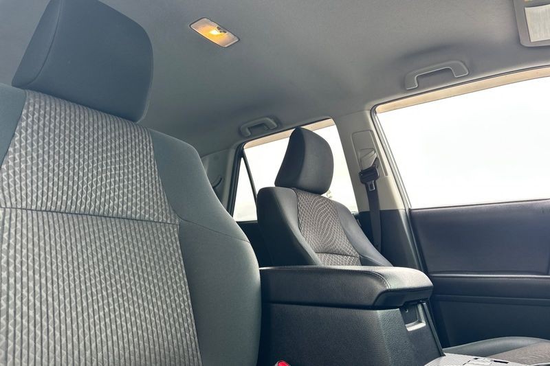 Toyota 4Runner Vehicle Full-screen Gallery Image 17