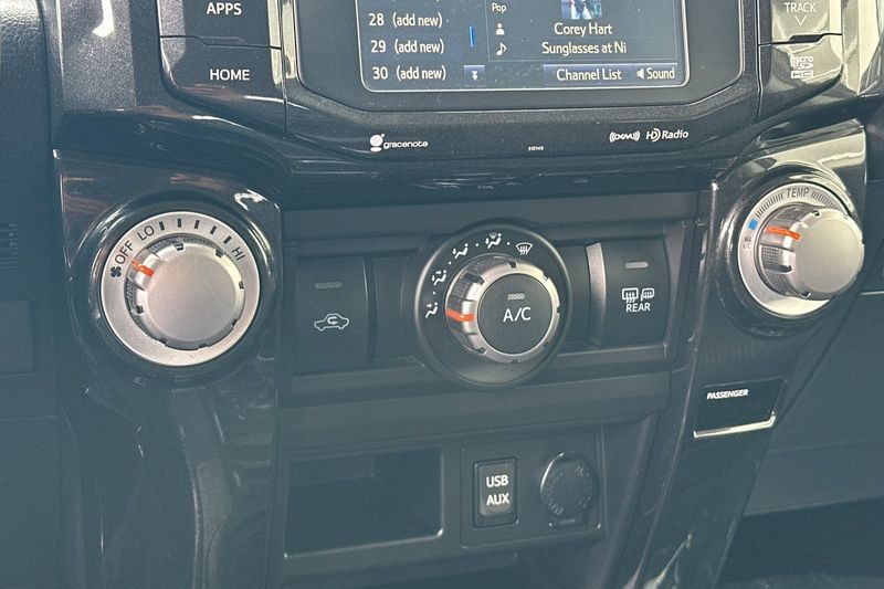 Toyota 4Runner Vehicle Full-screen Gallery Image 20