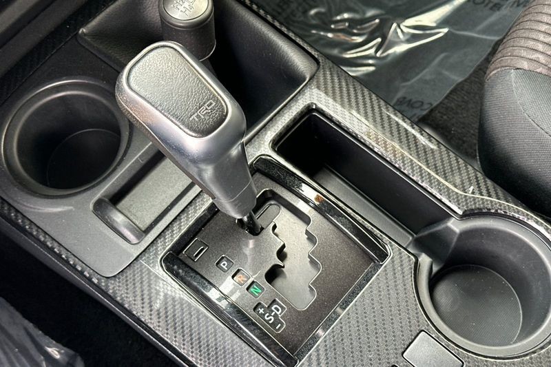 Toyota 4Runner Vehicle Full-screen Gallery Image 21