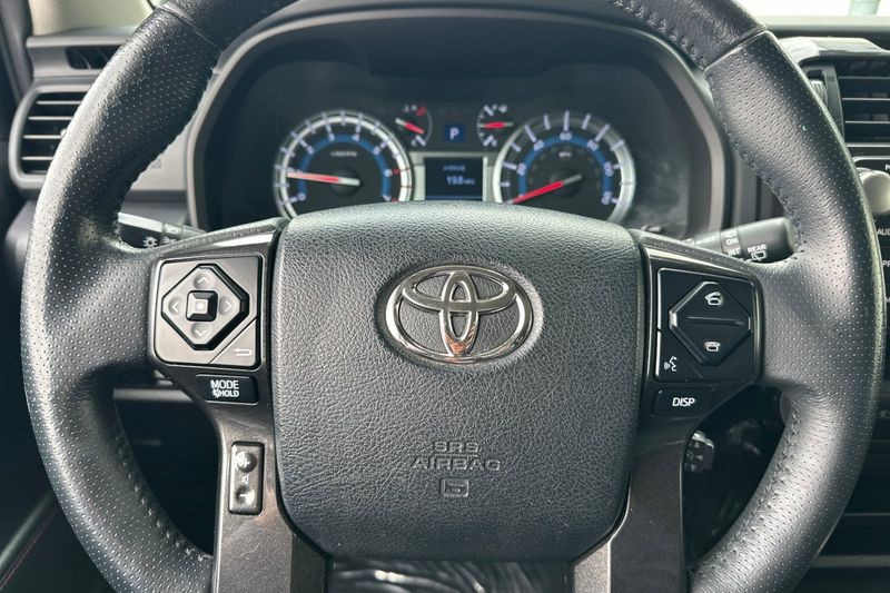 Toyota 4Runner Vehicle Full-screen Gallery Image 22