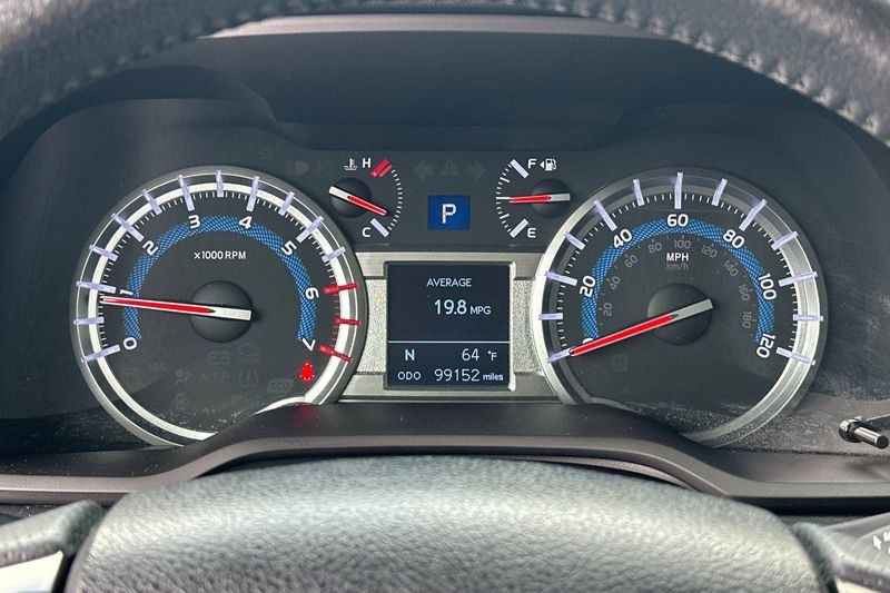 Toyota 4Runner Vehicle Full-screen Gallery Image 23