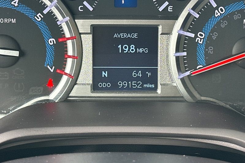 Toyota 4Runner Vehicle Full-screen Gallery Image 24