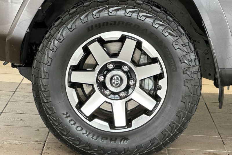 Toyota 4Runner Vehicle Full-screen Gallery Image 25