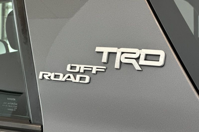 Toyota 4Runner Vehicle Full-screen Gallery Image 26