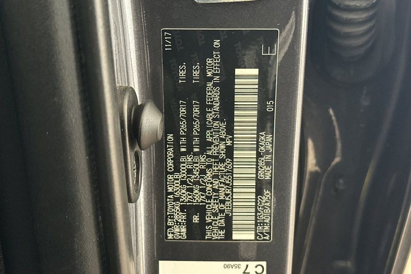 Toyota 4Runner Vehicle Full-screen Gallery Image 28