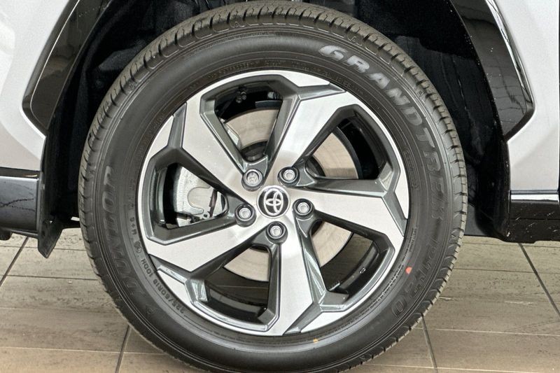 Toyota RAV4 Plug-In Hybrid Vehicle Full-screen Gallery Image 27
