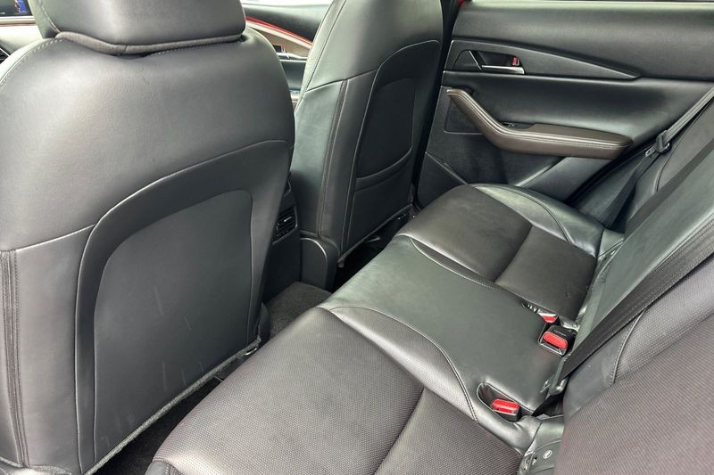 Mazda CX-30 Vehicle Full-screen Gallery Image 12