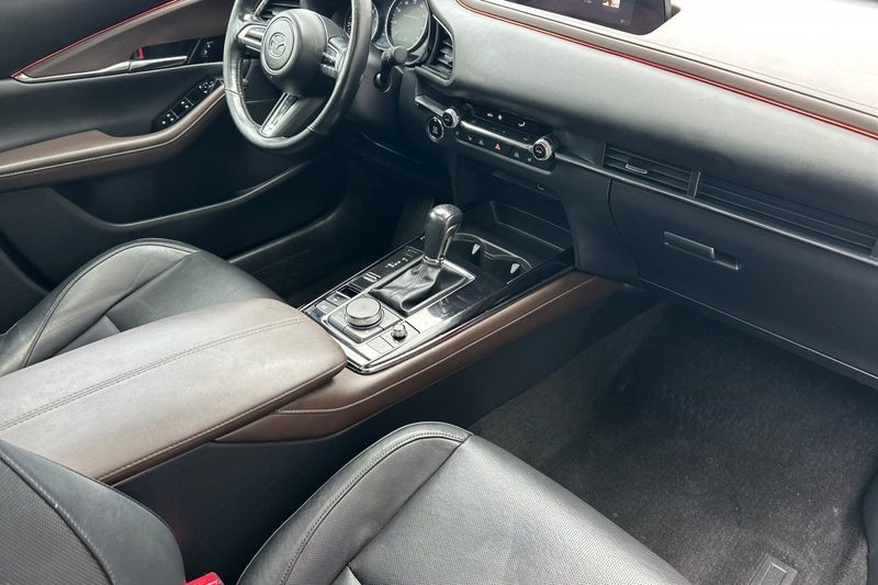 Mazda CX-30 Vehicle Full-screen Gallery Image 16