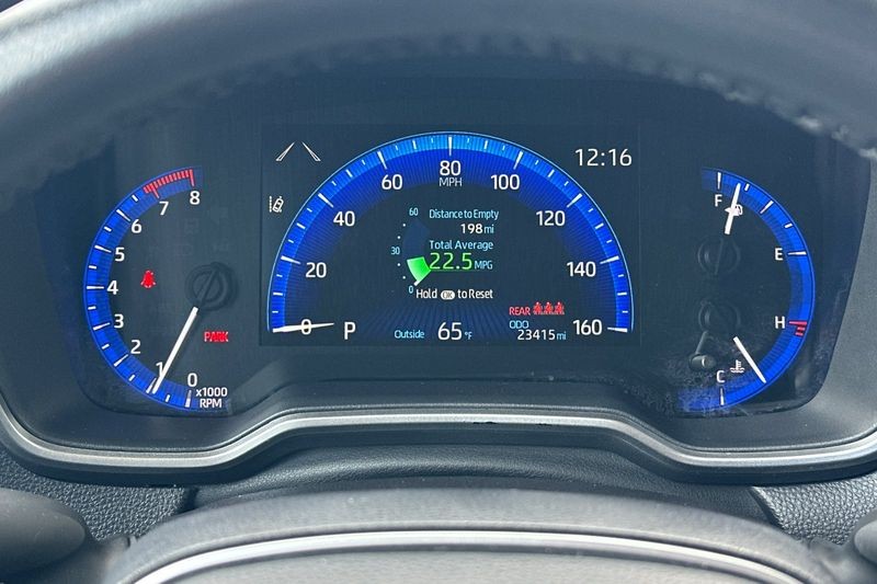 Toyota Corolla Cross Vehicle Full-screen Gallery Image 24