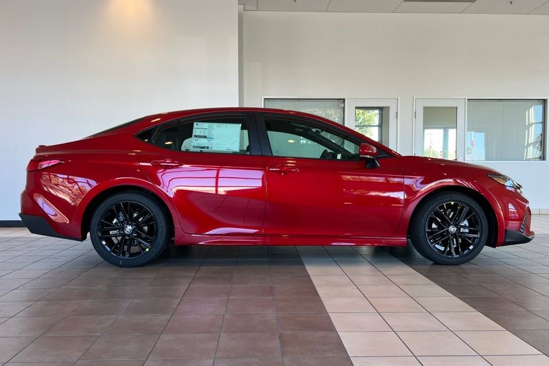 Toyota Camry Vehicle Full-screen Gallery Image 04