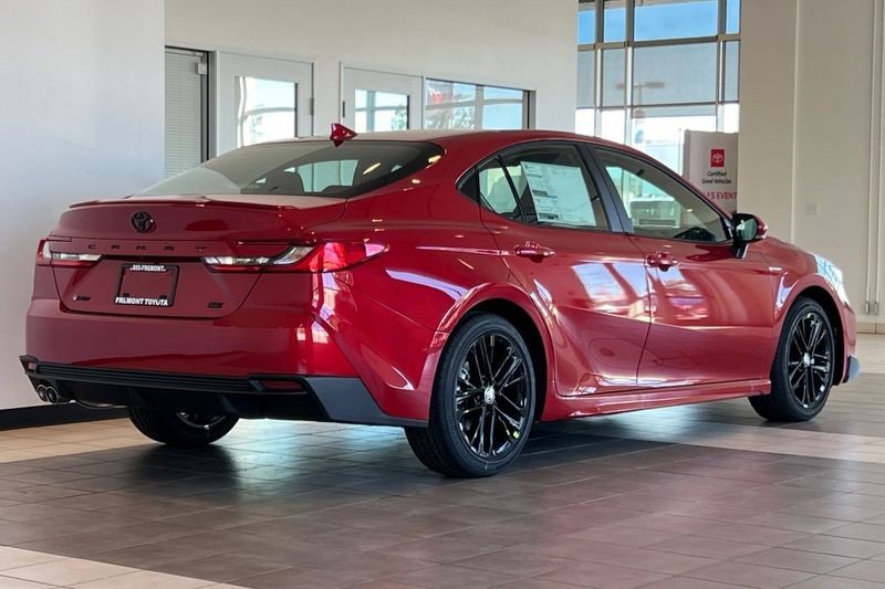 Toyota Camry Vehicle Full-screen Gallery Image 05