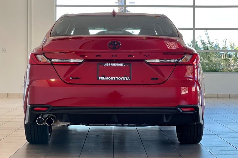 Toyota Camry Vehicle Full-screen Gallery Image 06