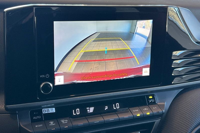 Toyota Camry Vehicle Full-screen Gallery Image 16