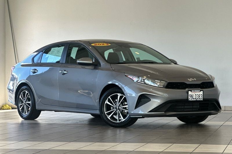 Kia Forte Vehicle Full-screen Gallery Image 02