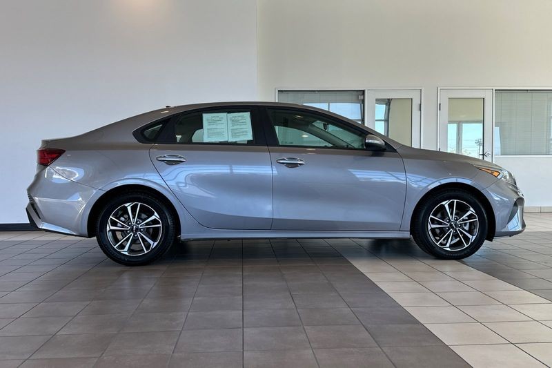 Kia Forte Vehicle Full-screen Gallery Image 03