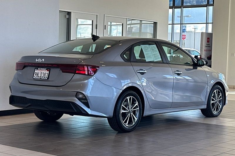 Kia Forte Vehicle Full-screen Gallery Image 04