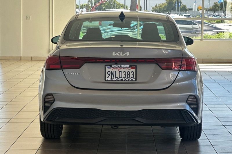 Kia Forte Vehicle Full-screen Gallery Image 05