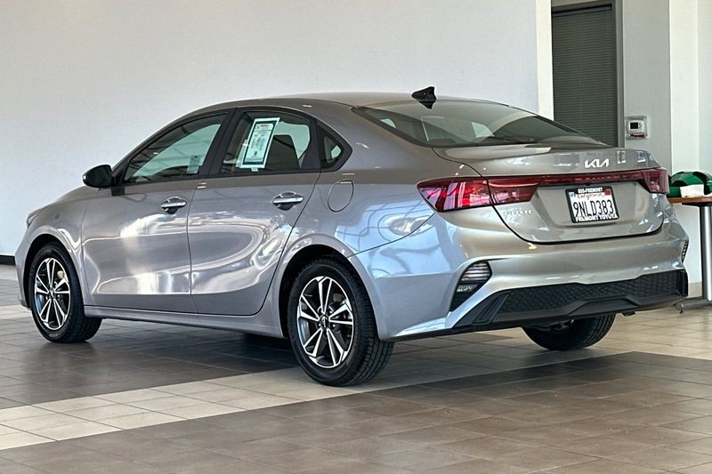 Kia Forte Vehicle Full-screen Gallery Image 06