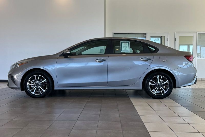 Kia Forte Vehicle Full-screen Gallery Image 07