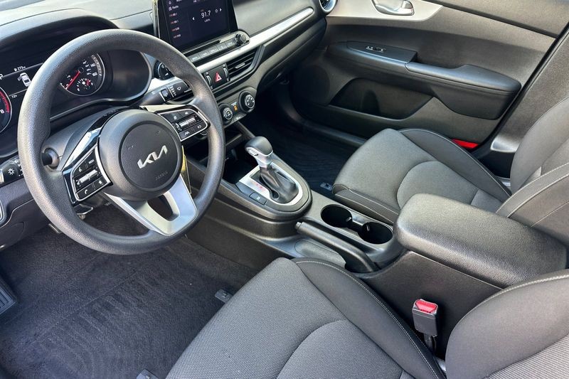 Kia Forte Vehicle Full-screen Gallery Image 10