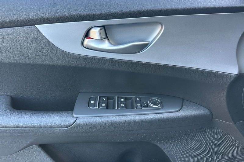 Kia Forte Vehicle Full-screen Gallery Image 11