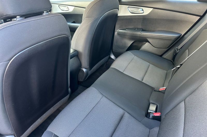 Kia Forte Vehicle Full-screen Gallery Image 12