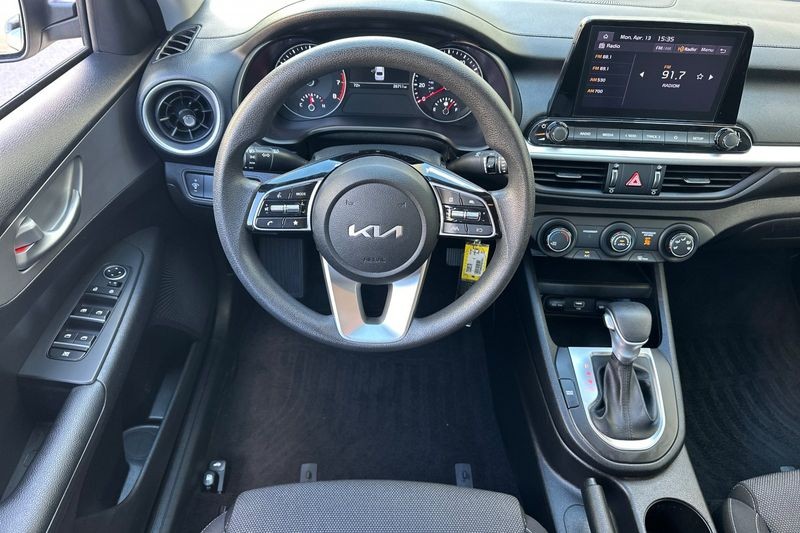 Kia Forte Vehicle Full-screen Gallery Image 14