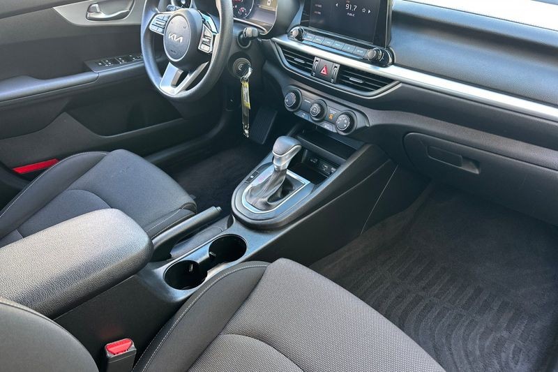 Kia Forte Vehicle Full-screen Gallery Image 15