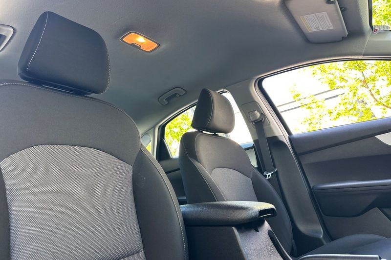 Kia Forte Vehicle Full-screen Gallery Image 16