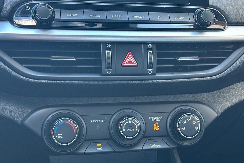 Kia Forte Vehicle Full-screen Gallery Image 19