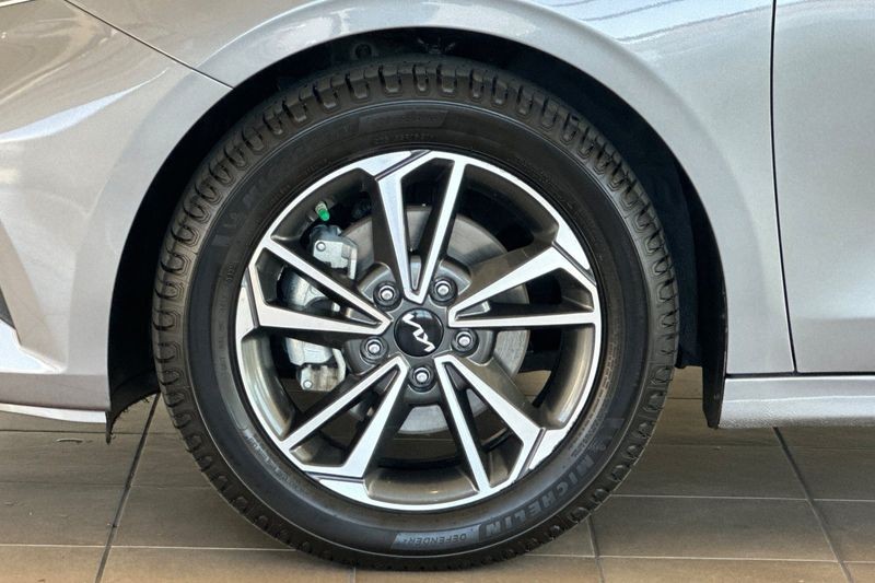 Kia Forte Vehicle Full-screen Gallery Image 24