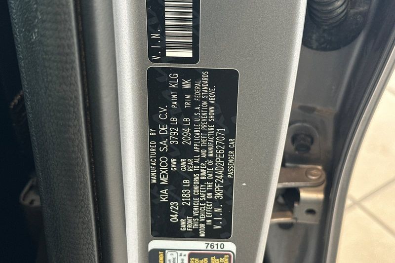 Kia Forte Vehicle Full-screen Gallery Image 25