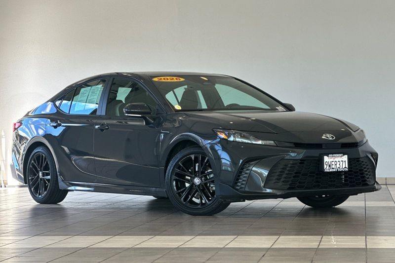 Toyota Camry Vehicle Full-screen Gallery Image 02