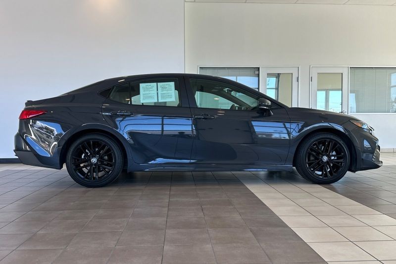 Toyota Camry Vehicle Full-screen Gallery Image 03