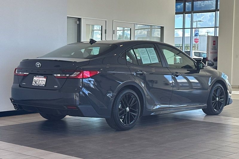 Toyota Camry Vehicle Full-screen Gallery Image 04