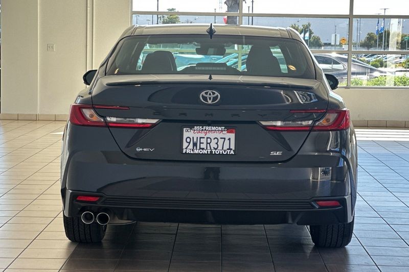 Toyota Camry Vehicle Full-screen Gallery Image 05