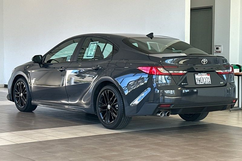 Toyota Camry Vehicle Full-screen Gallery Image 06