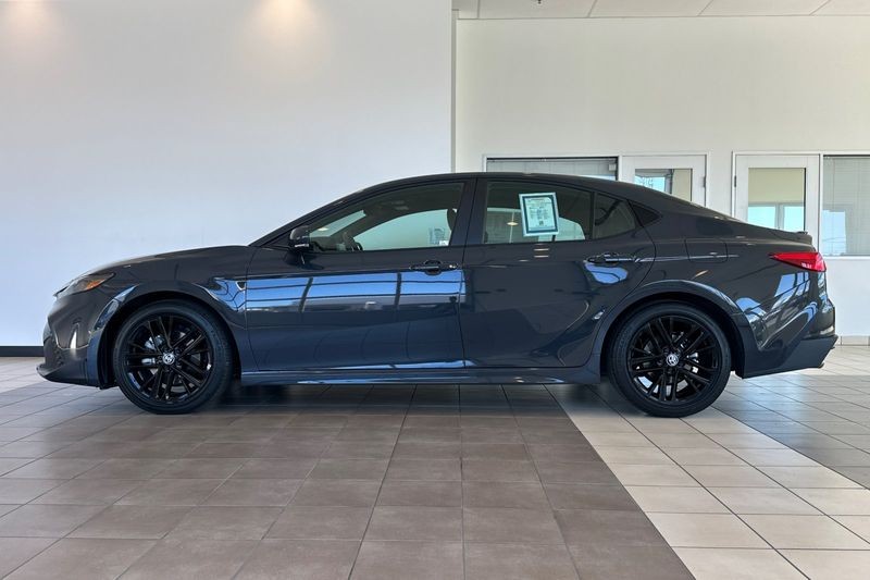 Toyota Camry Vehicle Full-screen Gallery Image 07