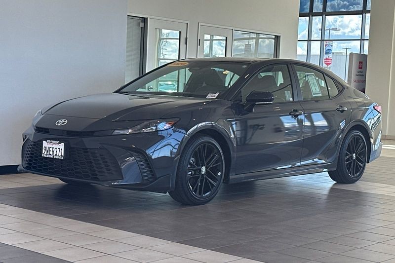 Toyota Camry Vehicle Full-screen Gallery Image 08