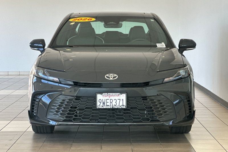 Toyota Camry Vehicle Full-screen Gallery Image 09