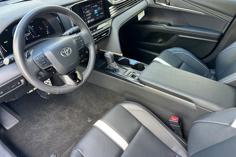 Toyota Camry Vehicle Full-screen Gallery Image 10