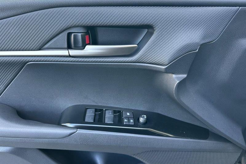 Toyota Camry Vehicle Full-screen Gallery Image 11