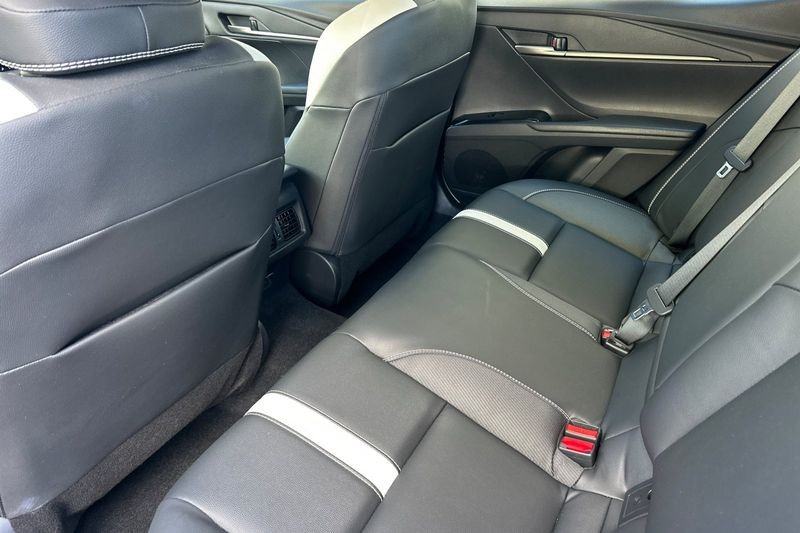 Toyota Camry Vehicle Full-screen Gallery Image 12