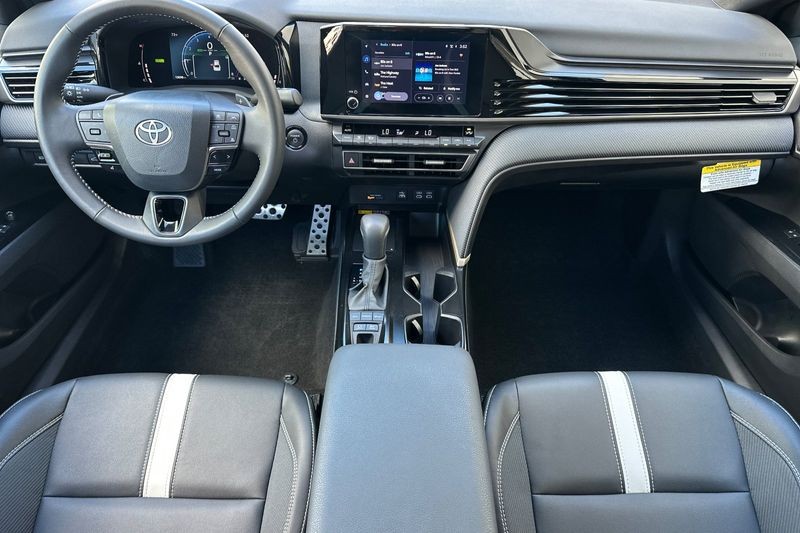 Toyota Camry Vehicle Full-screen Gallery Image 13