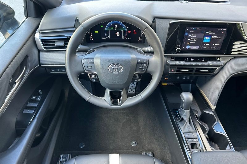 Toyota Camry Vehicle Full-screen Gallery Image 14