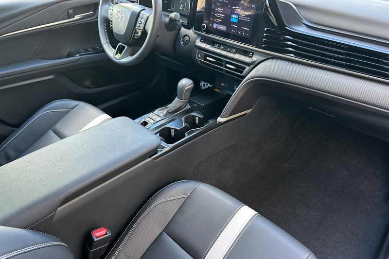 Toyota Camry Vehicle Full-screen Gallery Image 15