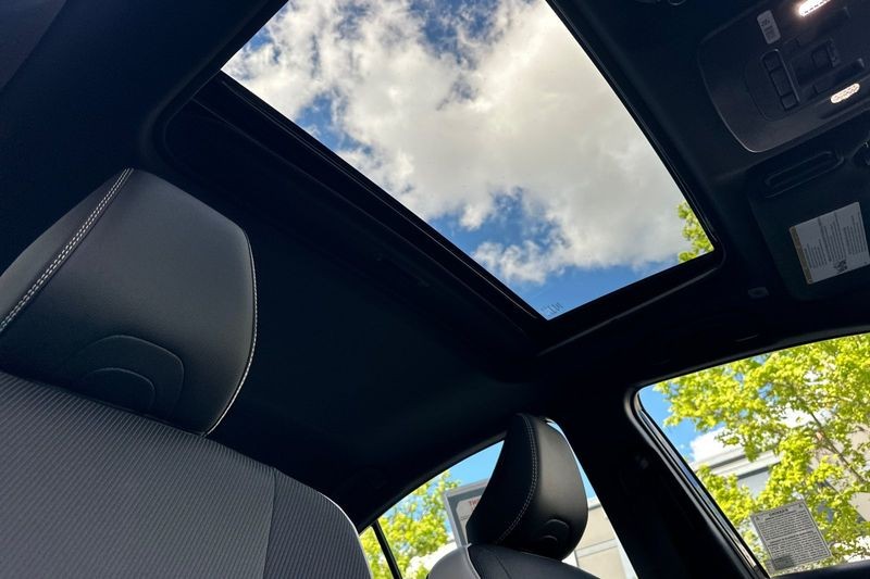 Toyota Camry Vehicle Full-screen Gallery Image 16