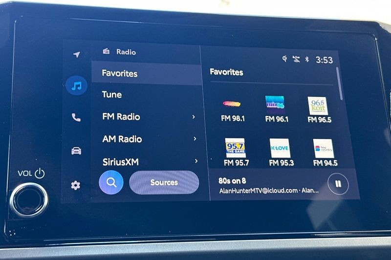 Toyota Camry Vehicle Full-screen Gallery Image 17